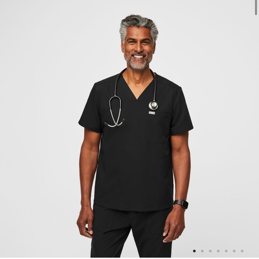 Like new Figs men’s scrubs - athletic fit - medium size
